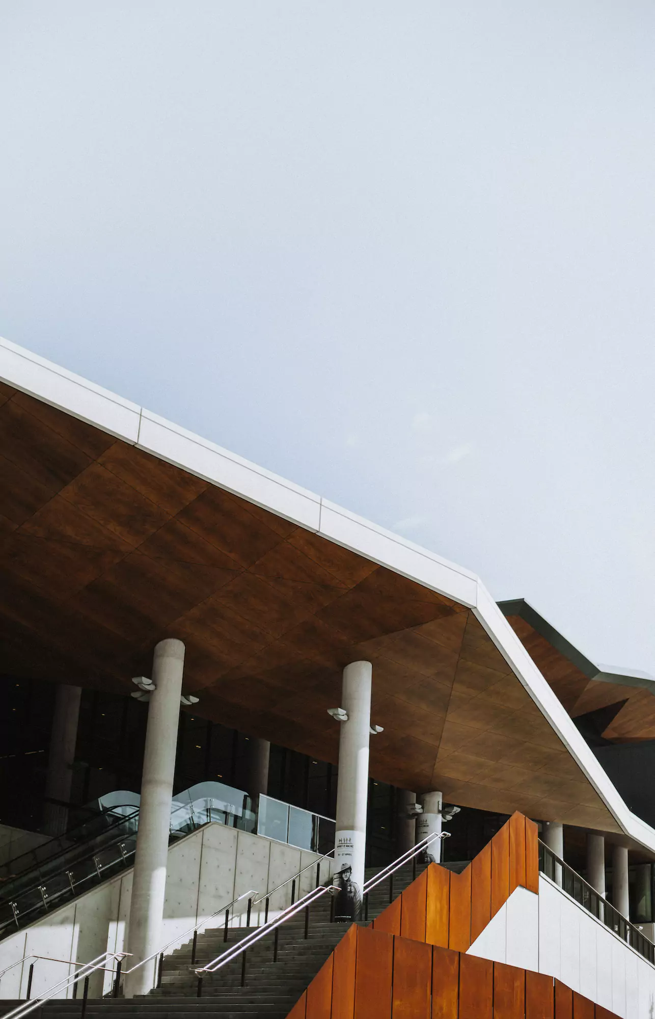 Uma escada vazia sob um telhado angular em Darling Harbour, Sydney, Austrália